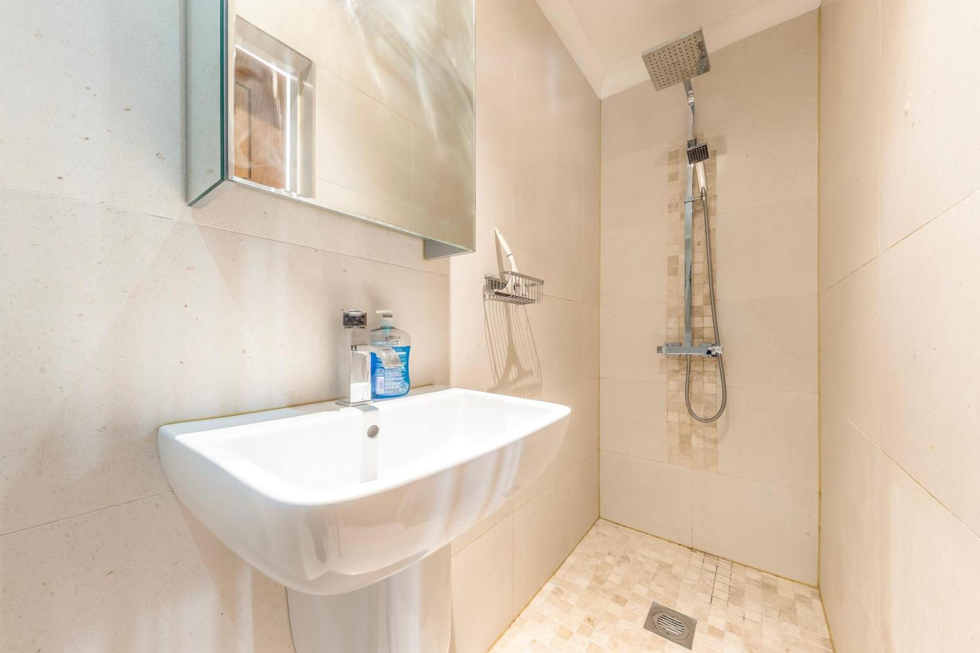 Victorian Charm: Spacious 3-Bed Near London Attractions Villa Exterior photo